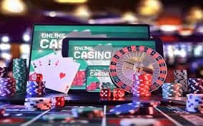 Platform amintoto dengan antarmuka slot permainan, dealer langsung, dan pasar olahraga